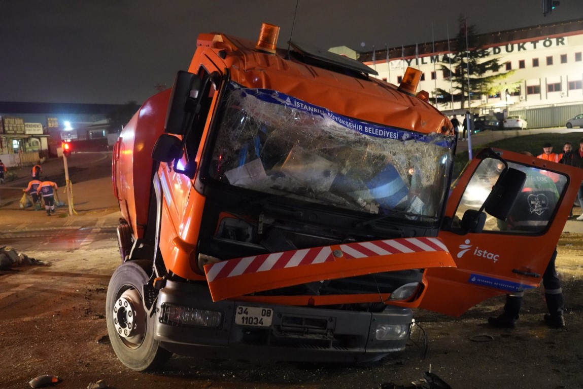 Katliam gibi kazada kırmızı ışıkta geçen cip, yol temizleme aracına çarptı: 2 ölü, 2 yaralı