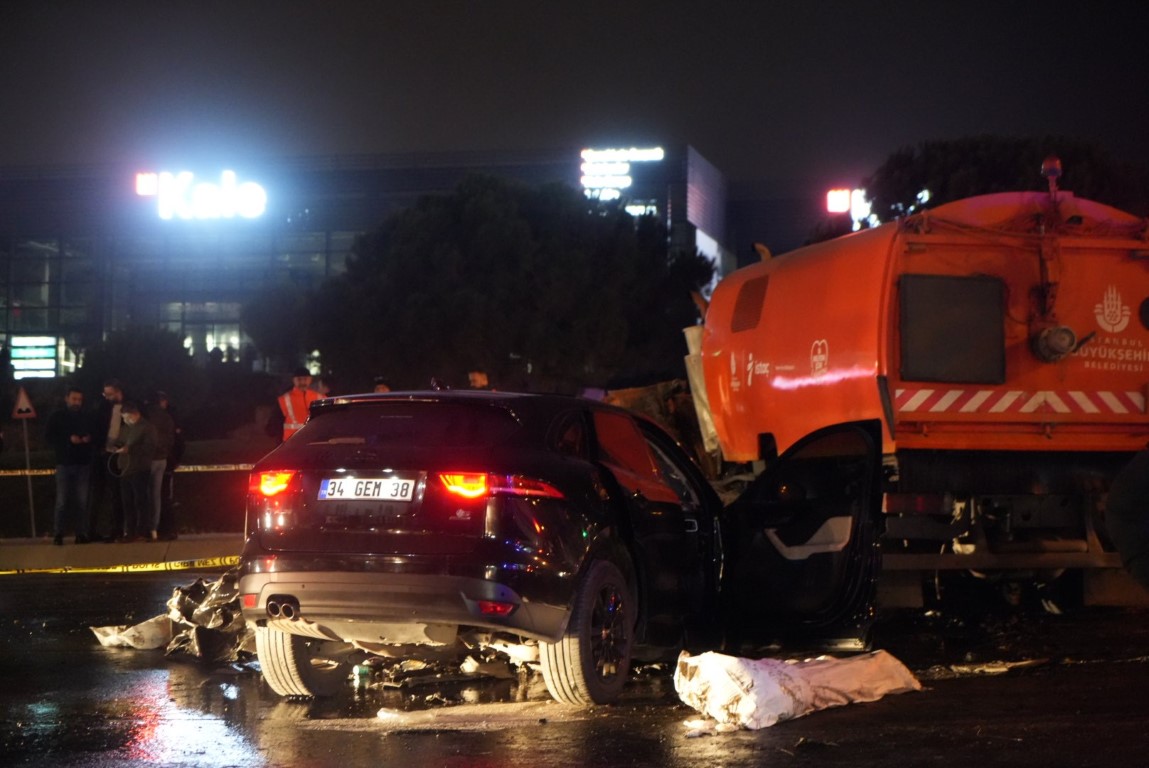 Katliam gibi kazada kırmızı ışıkta geçen cip, yol temizleme aracına çarptı: 2 ölü, 2 yaralı