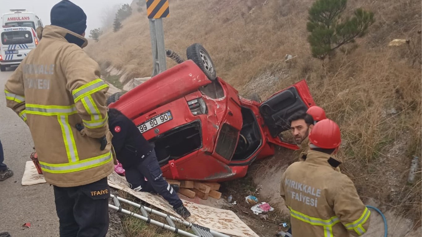 Hurdaya dönden otomobilde baba öldü, oğlu ağır yaralı