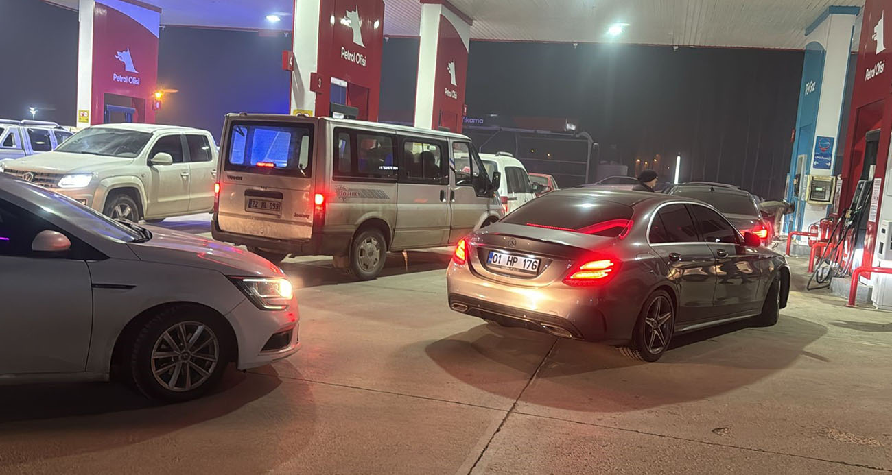 Yüksekova’da deprem sonrası akaryakıt istasyonlarında kuyruk oluştu