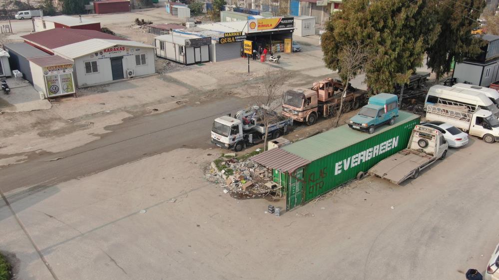 Hatay’da ilginç görüntü: Konteyner üzerindeki aracı gören bir daha bakıyor