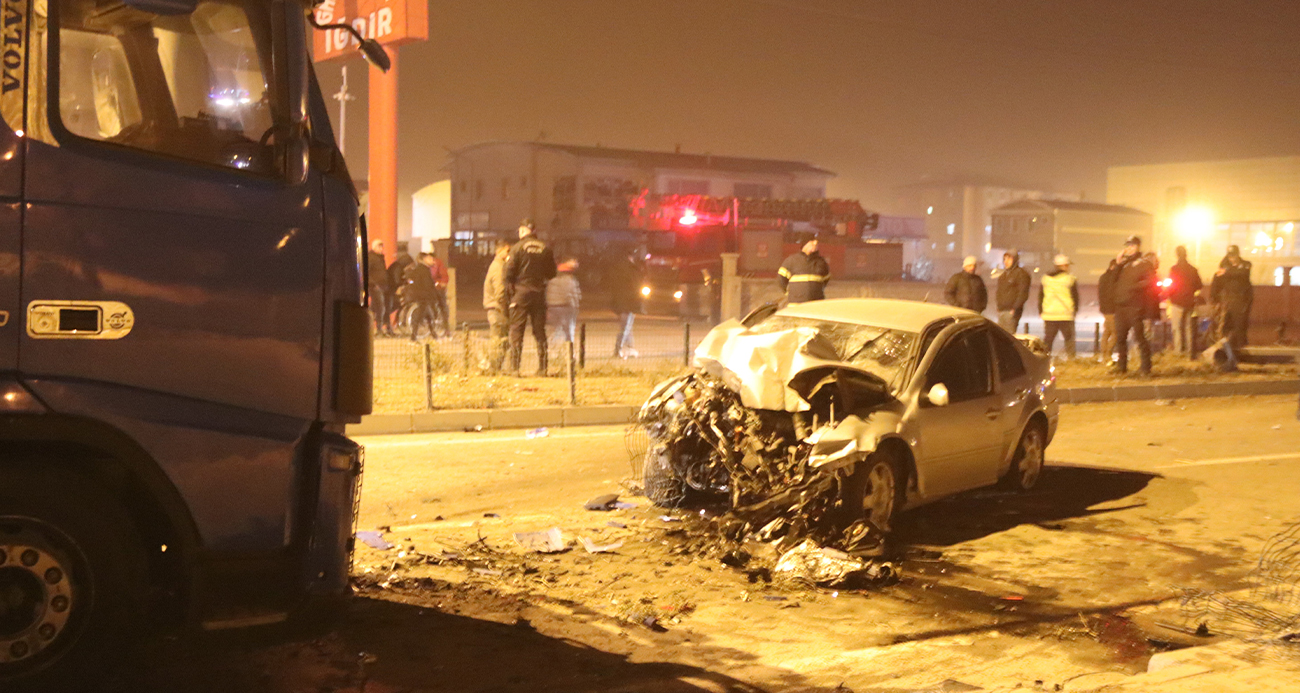 Iğdır’da otomobil ile tır kafa kafaya çarpıştı: 3 yaralı