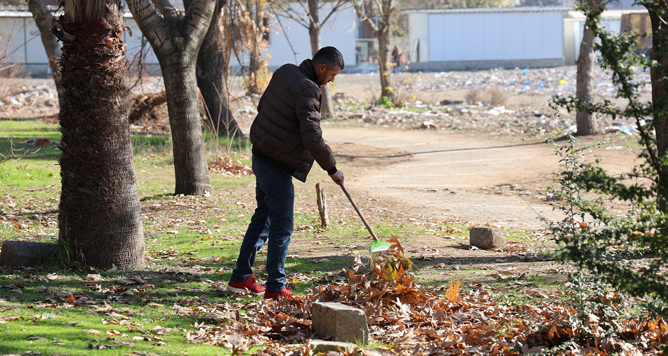 Kahramanmaraşlı depremzede yaşadığı mahallenin park ve bahçelerini temizliyor