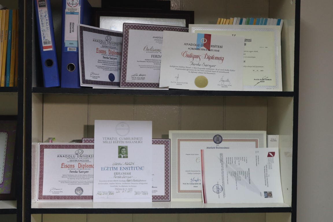 Onun hobisi üniversite bitirmek: 14 diploması var