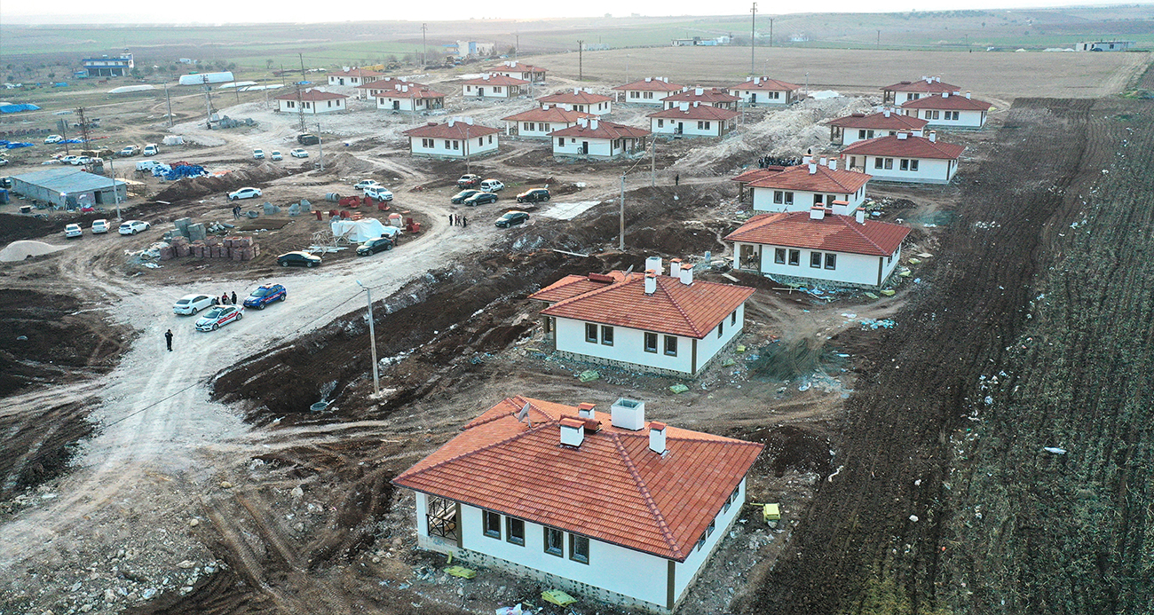 Deprem sonrası yapılan köy evleri havadan görüntülendi