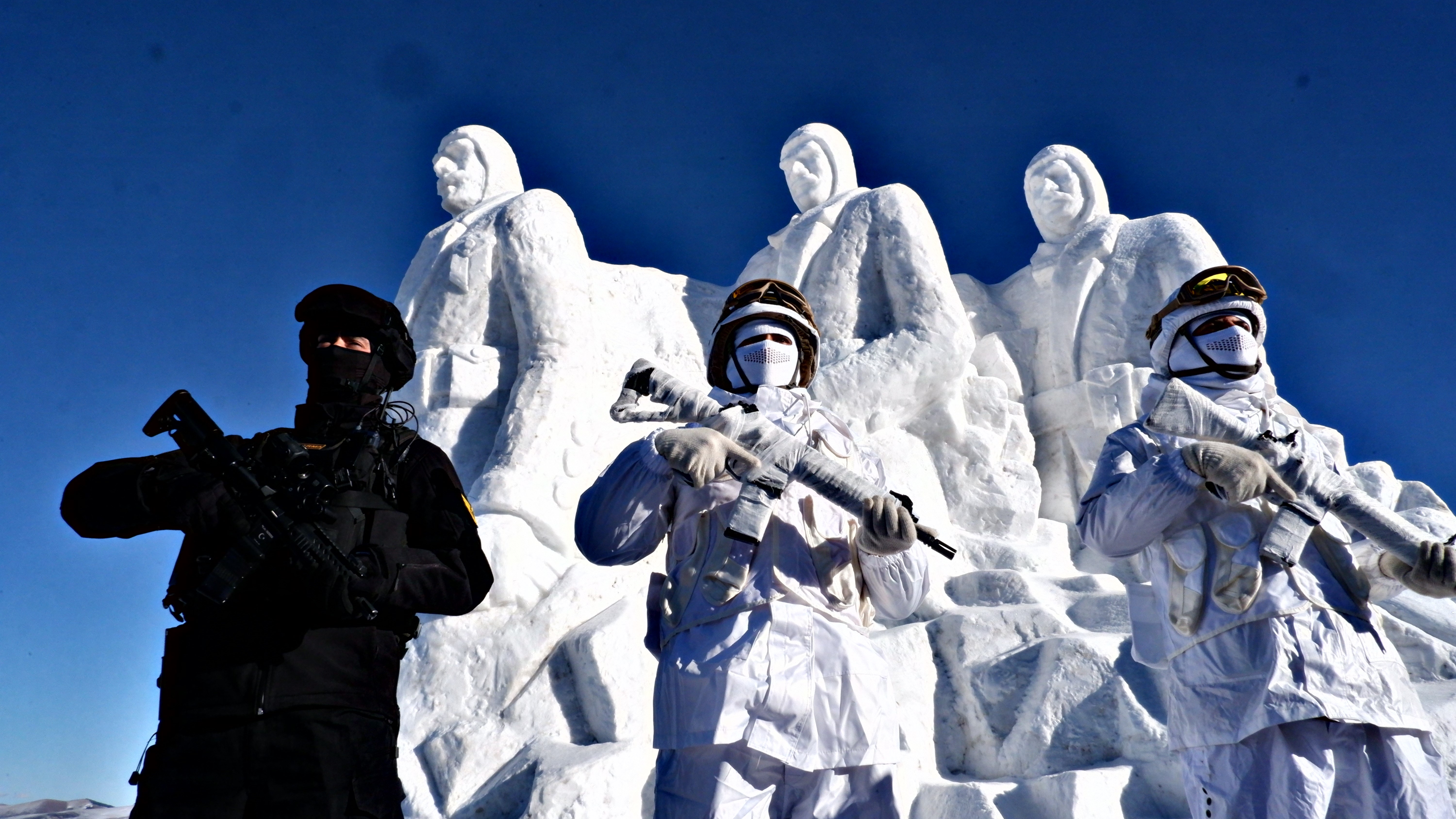 Sarıkamış’ta kardan heykellerinin açılışı yapıldı