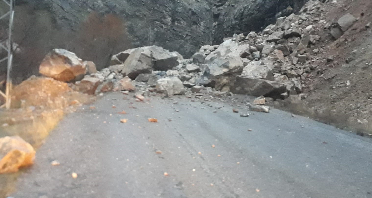 Hakkari’de dağdan kopan kayalar köy yolunu kapattı