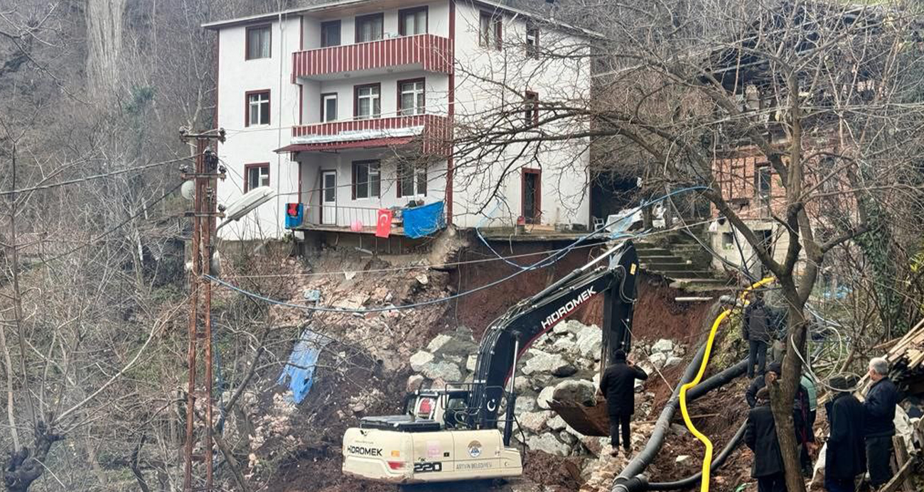 Artvin’de heyelandan dolayı 3 katlı bina tahliye edildi