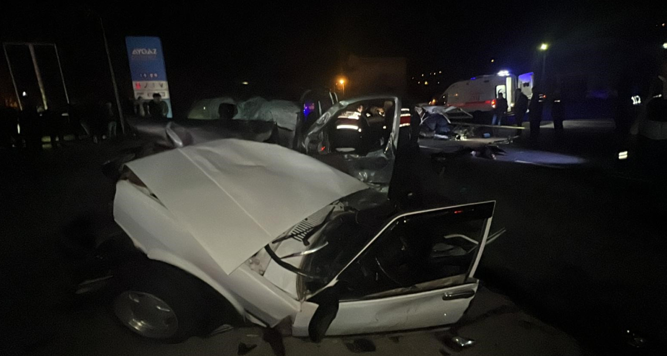 Feci kazada otomobil ikiye bölündü: 1 ölü, 5 yaralı