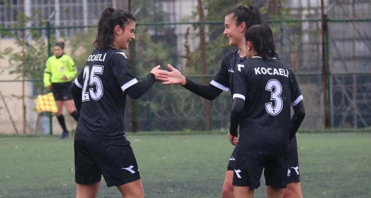 Tek yumurta ikizi kadın futbolcular: Attığı goller, gördüğü kartlar bile karıştırılıyor