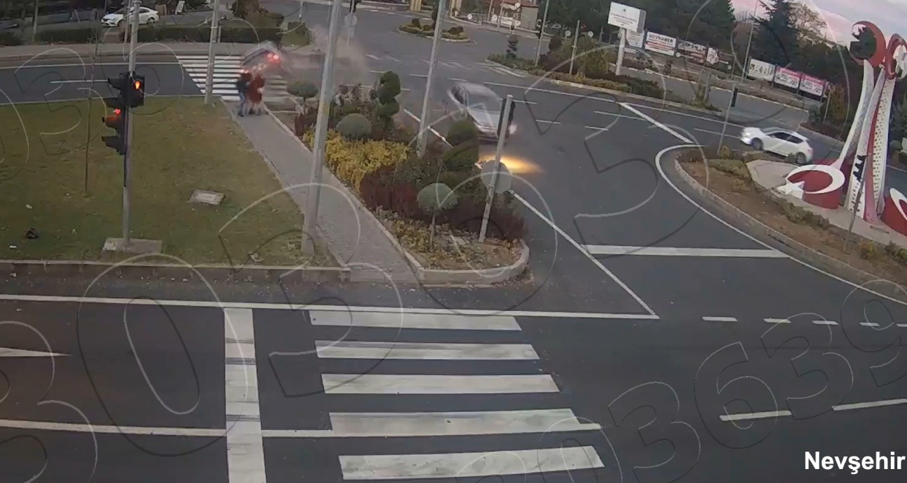 Savrulan otomobilin altında kalmaktan saniyelerle kurtuldular