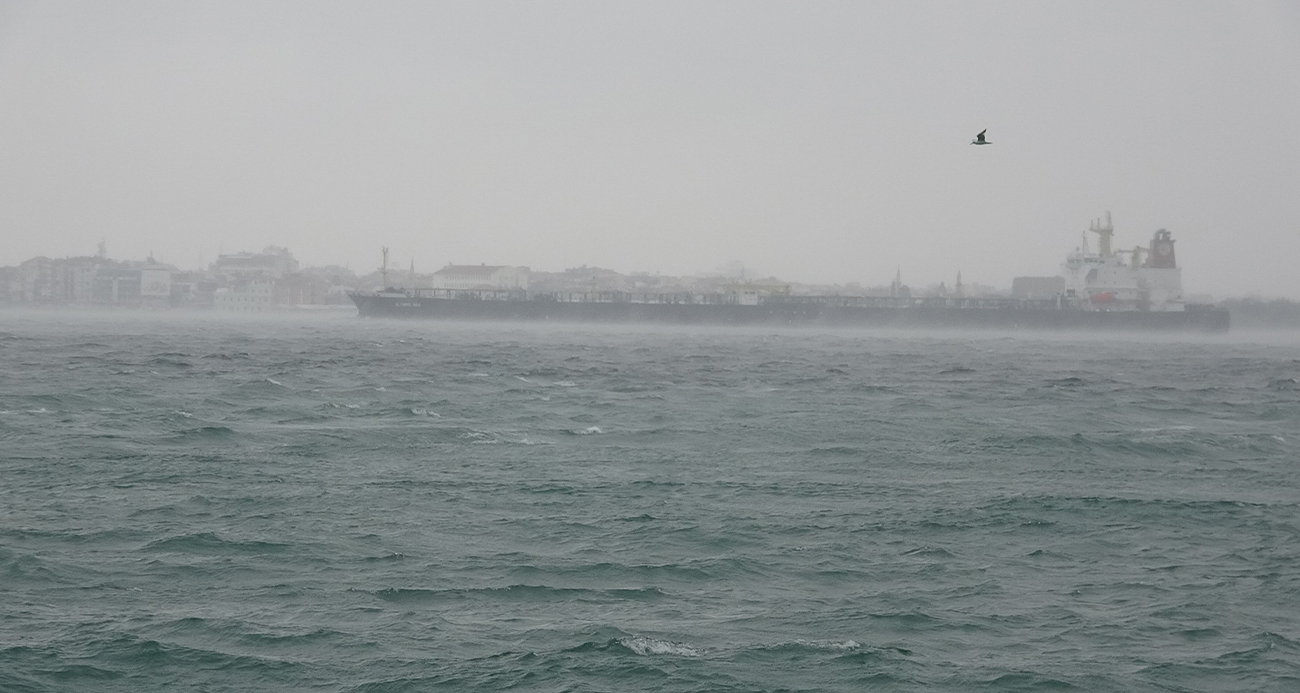 Çanakkale Boğazı kötü hava şartları ve akıntı nedeniyle transit gemi geçişlerine kapatıldı