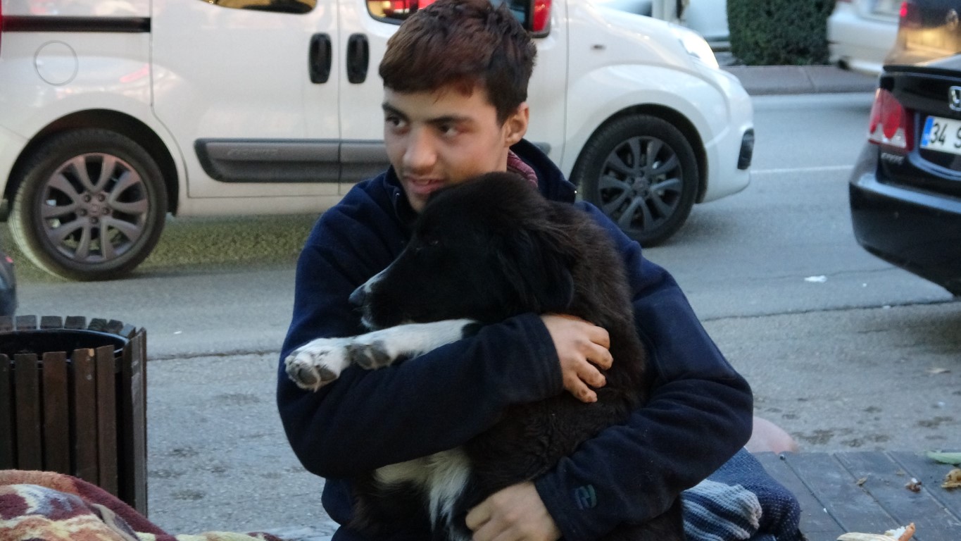 Evsiz gencin en iyi arkadaşı sokak hayvanları oldu