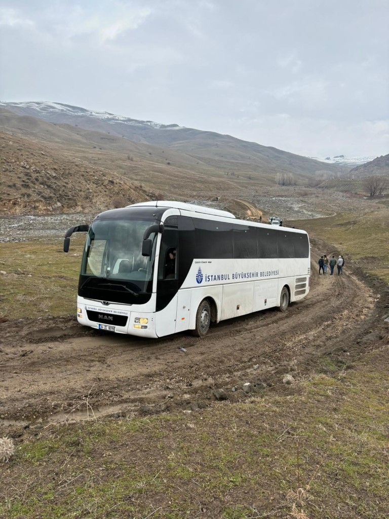 İstanbul’dan cenaze getiren otobüs çamurlu yola saplandı