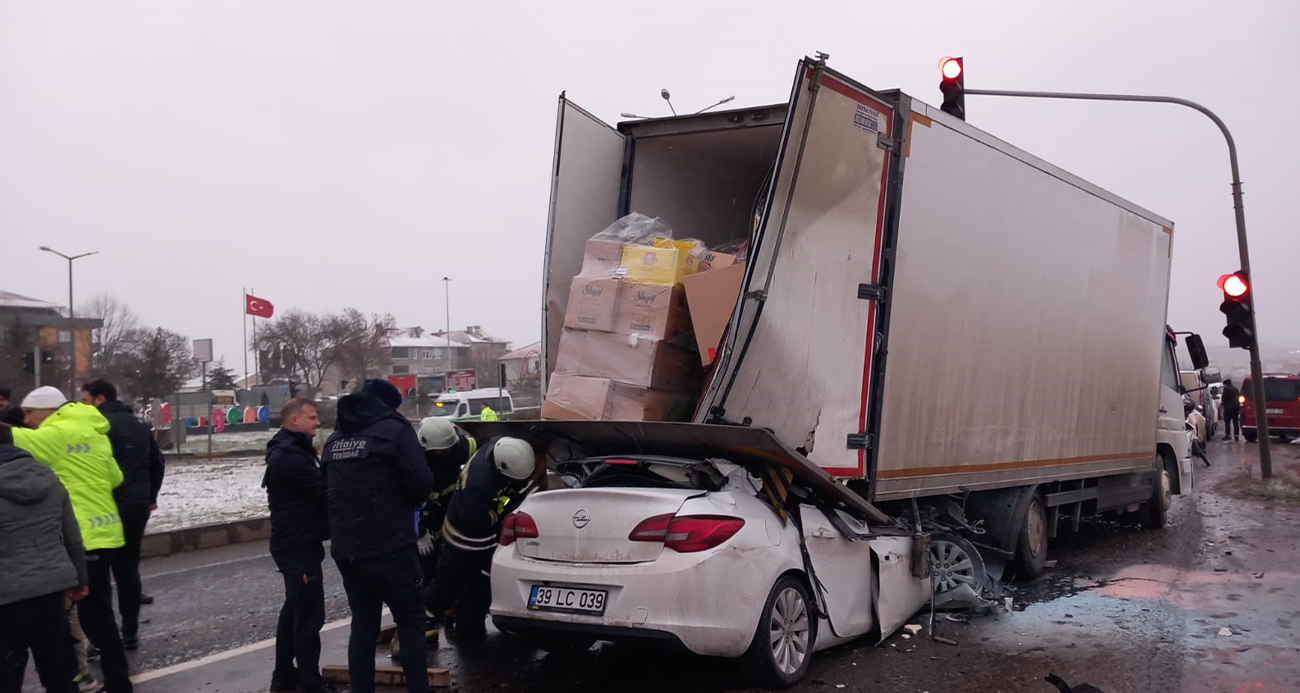 Otomobil kamyona ok gibi saplandı: 1 ölü