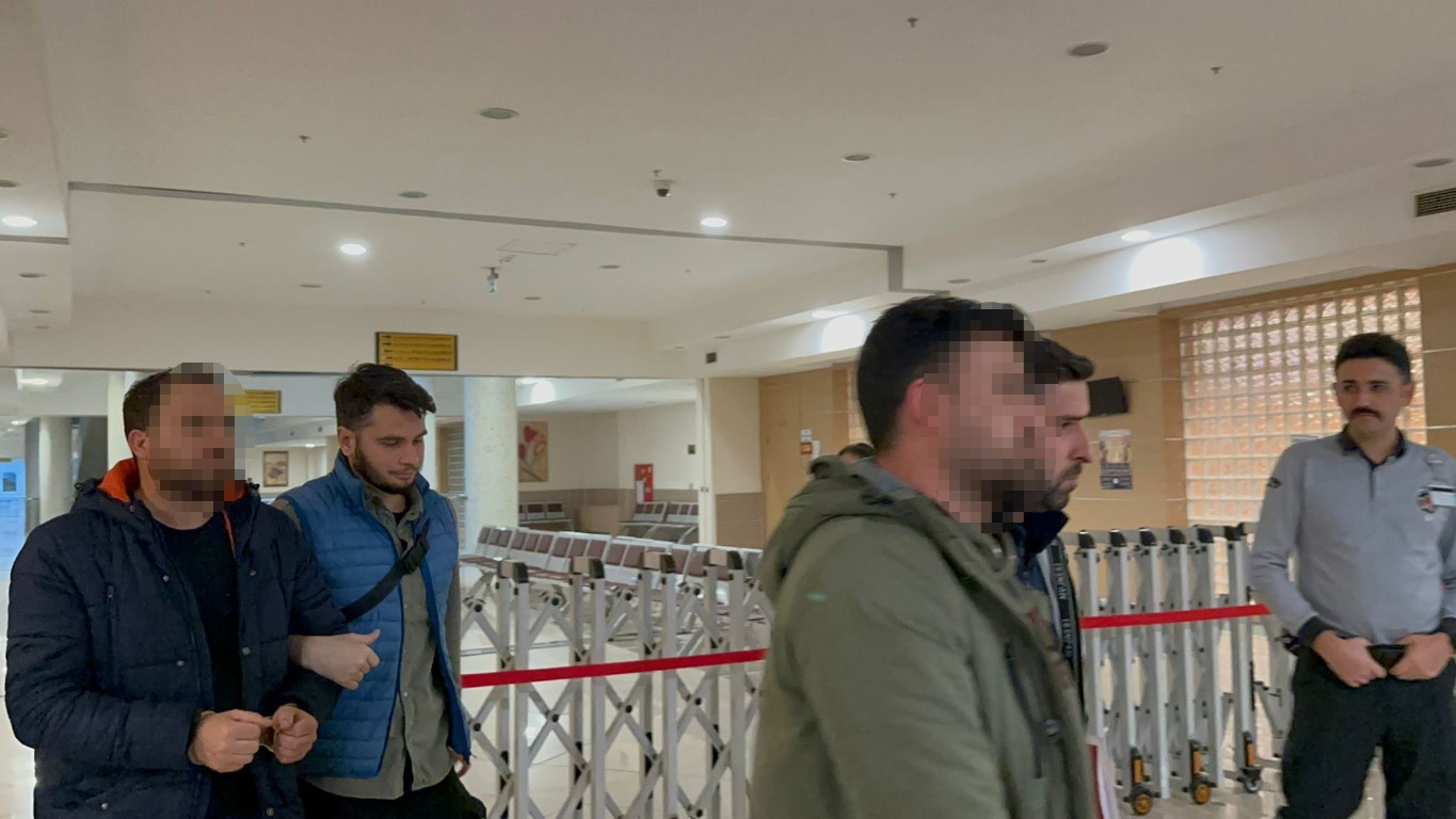 Eski milli futbolcu Derelioğlu’nu darp eden kardeşler hakim karşısına çıktı