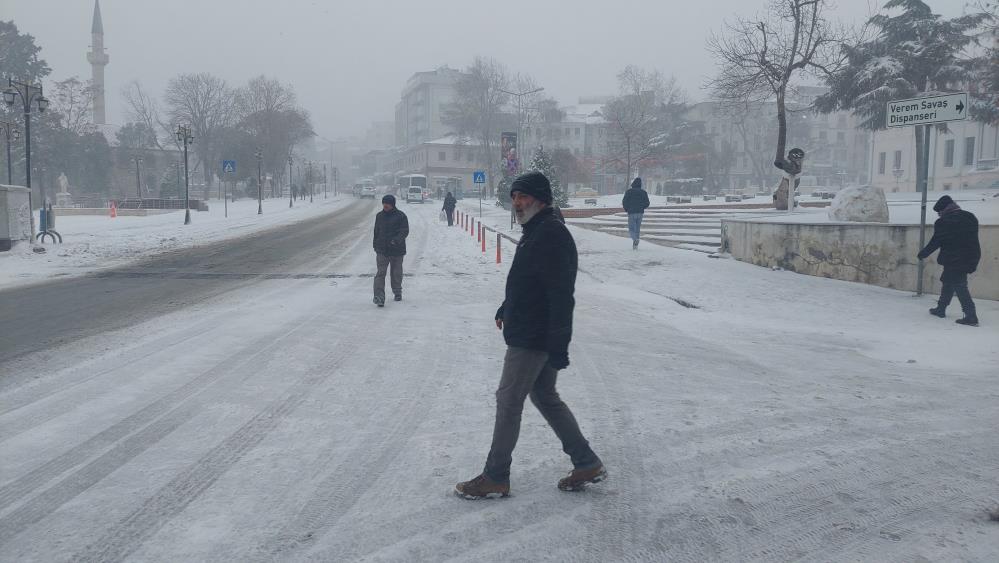 Tekirdağ’da yoğun kar tipiyle sürüyor: Vatandaşlar yürümekte güçlük çekti