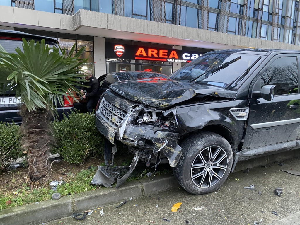 Lüks aracın kontrolden çıkmasıyla zincirleme kaza oldu: 1 yaralı