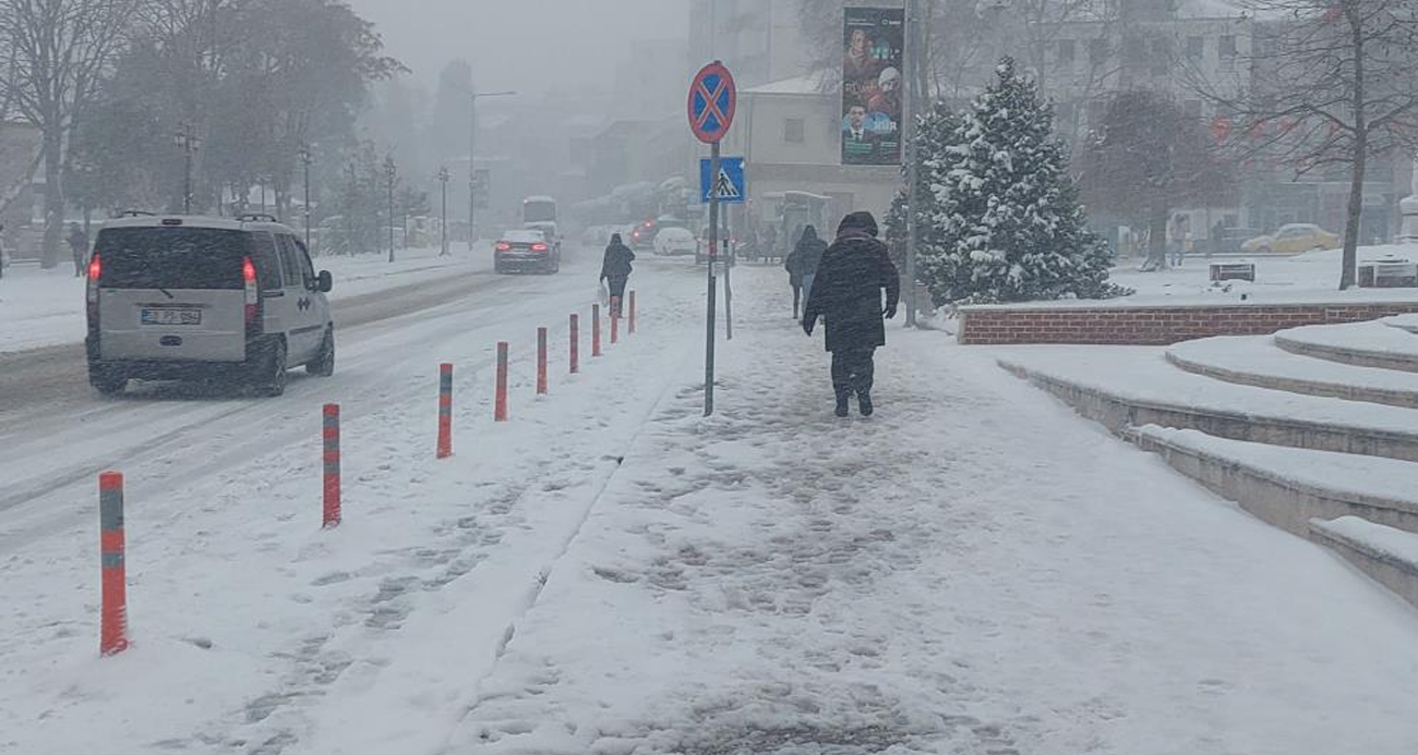 Tekirdağ’da yoğun kar tipiyle sürüyor: Vatandaşlar yürümekte güçlük çekti