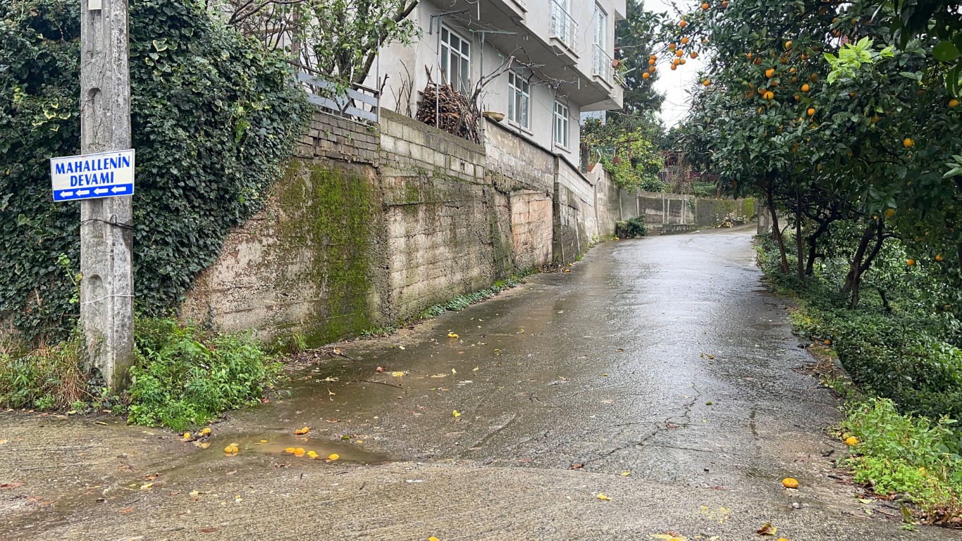 Mahallenin devamını tabelayla gösteriyor