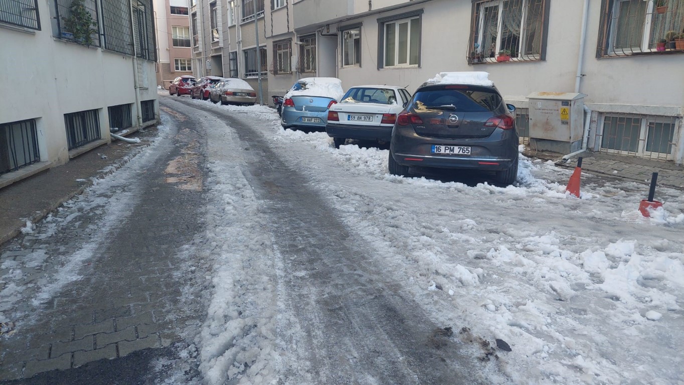 Tekirdağ’da sokaklar buz pistine dönüştü