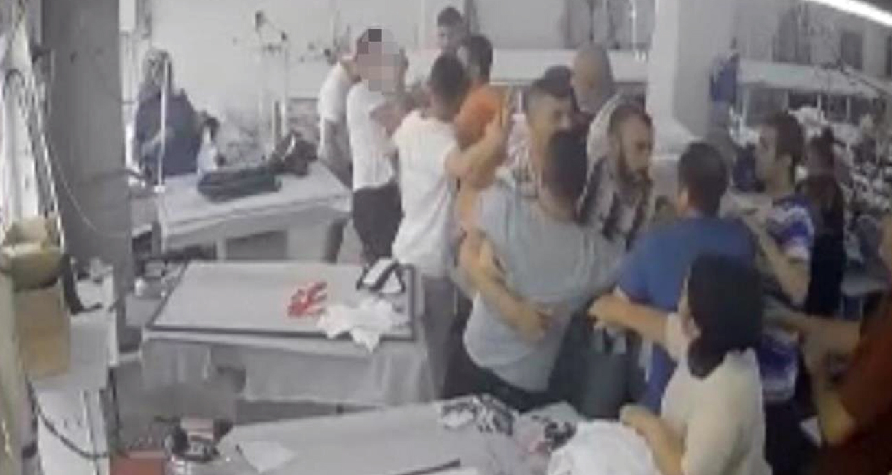 Tekstil atölyesinde “yüzüme kumaş attın” kavgası kamerada: Ortalık karıştı, iş arkadaşları ayırdı