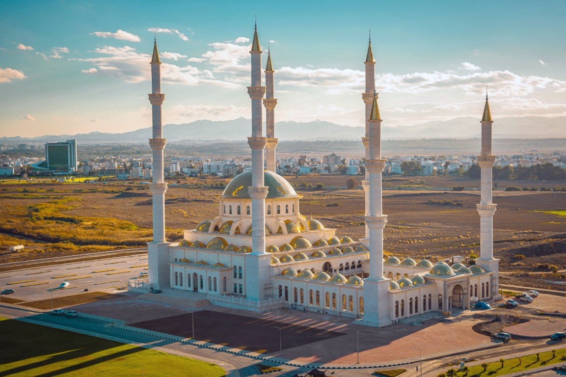 Dr. Suat Günsel Camii, Yakın Doğu Üniversitesi kampüsünde gerçekleştirilen görkemli bir törenle açıldı
