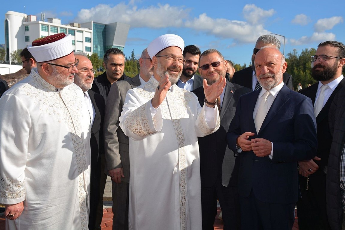 Dr. Suat Günsel Camii, Yakın Doğu Üniversitesi kampüsünde gerçekleştirilen görkemli bir törenle açıldı