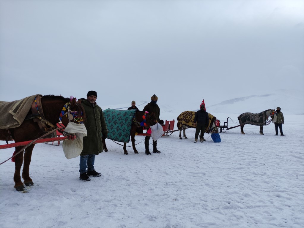 Çıldır Gölü’nde buz üstünde atlı kızak keyfi