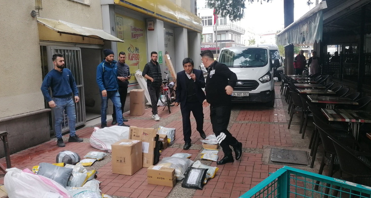 Yolu kapatan PTT kargo çalışanlarını uyaran vatandaşa darp iddiası