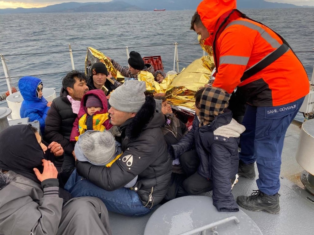 Yunan Sahil Güvenlik kaçak göçmenleri, ölüme terk ediyor