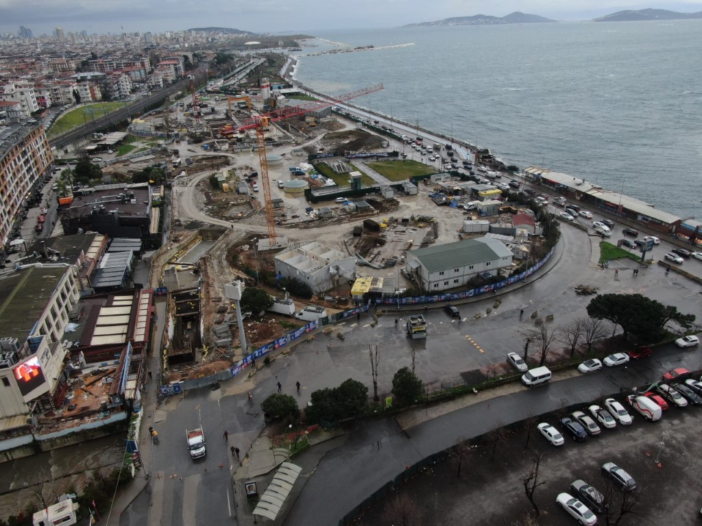 Kadıköy’de Bağdat Caddesi girişine metro engeli: Uzun araç kuyrukları oluştu