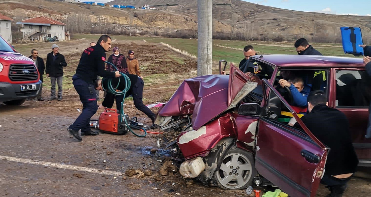 Elektrik direğine çarpan Tofaş hurdaya döndü: 3 yaralı