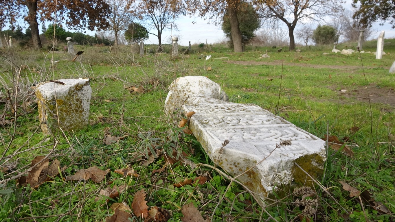 Çanakkale’de tarihi mezarlık harabeye döndü