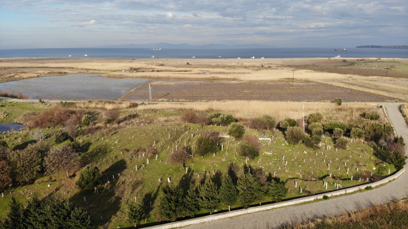 Çanakkale’de tarihi mezarlık harabeye döndü