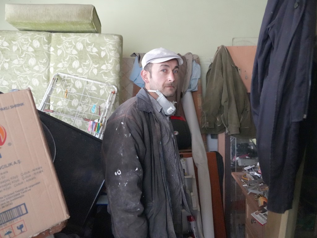 Biriktirdiği eşyalarla evi çöp eve döndü: Görenleri hayrete düşürdü