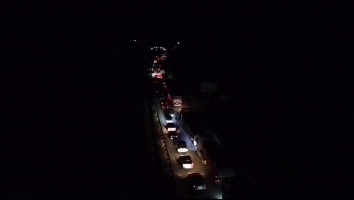 Çorum-Ankara karayolunda tanker devrildi uzun araç kuyrukları oluştu