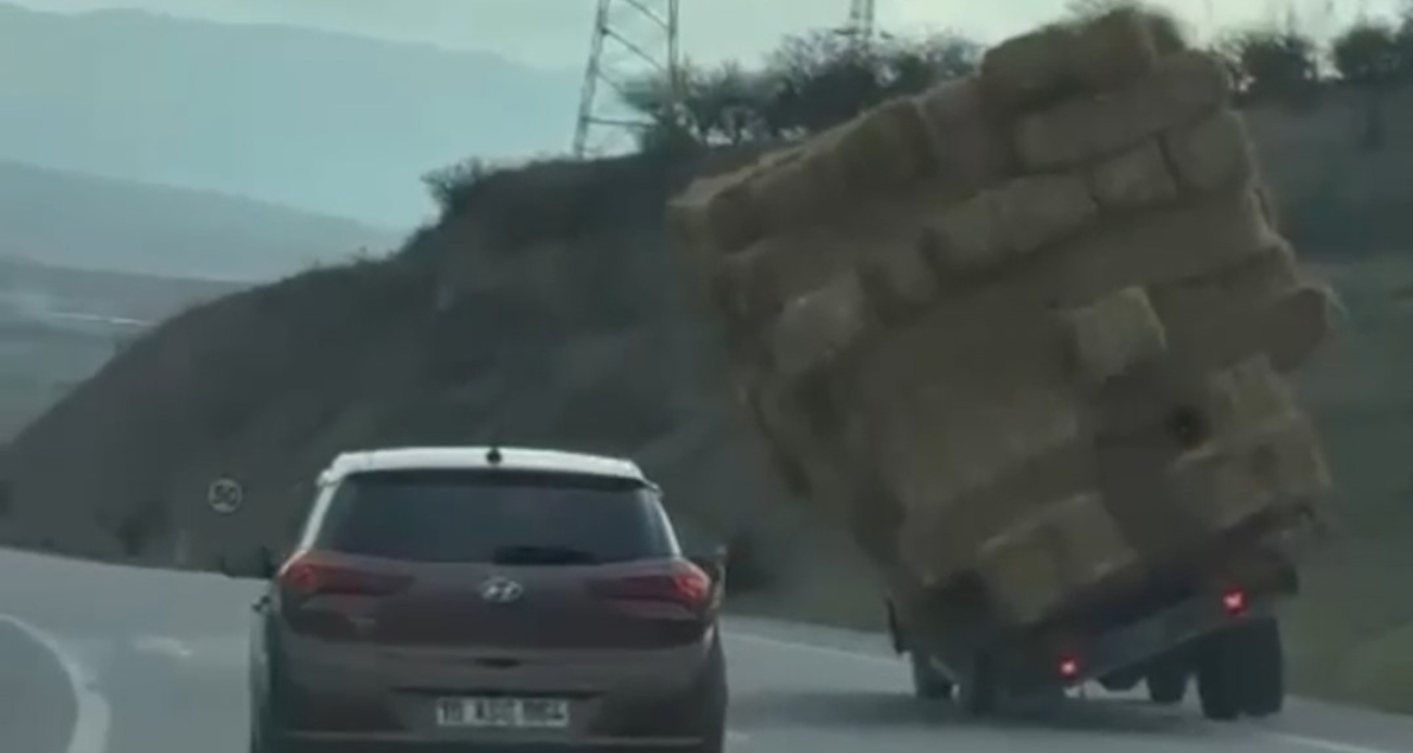 Saman yüklü kamyon devrildi, o anlar kameraya yansıdı