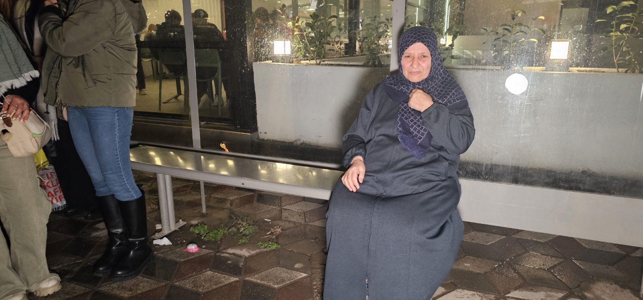 Çantasını durakta unuttu, çalındığını düşünen kadın gerçeği güvenlik kamerasını izleyince öğrendi