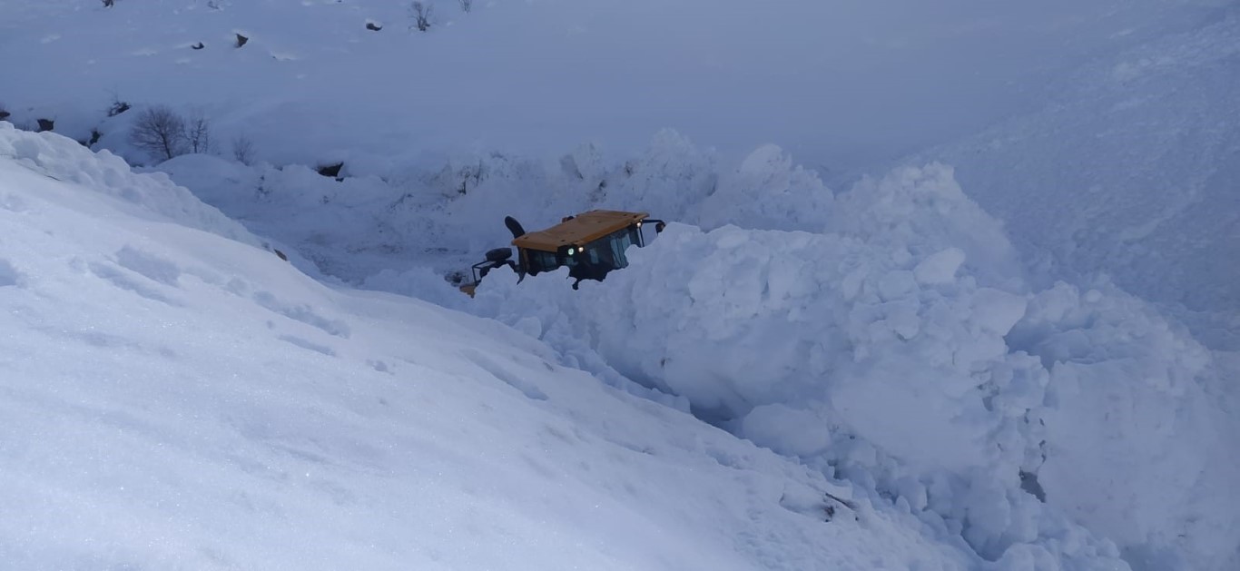 Yüksekova’da 5 metreyi geçen kar tünellerinde çalışma