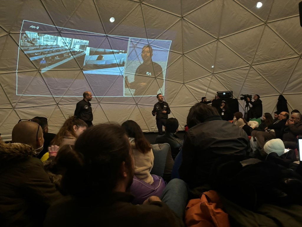 Astronot Gezeravcı’yı da taşıyan uzay aracının istasyona kenetlenmesi kent meydanlarından takip ediliyor