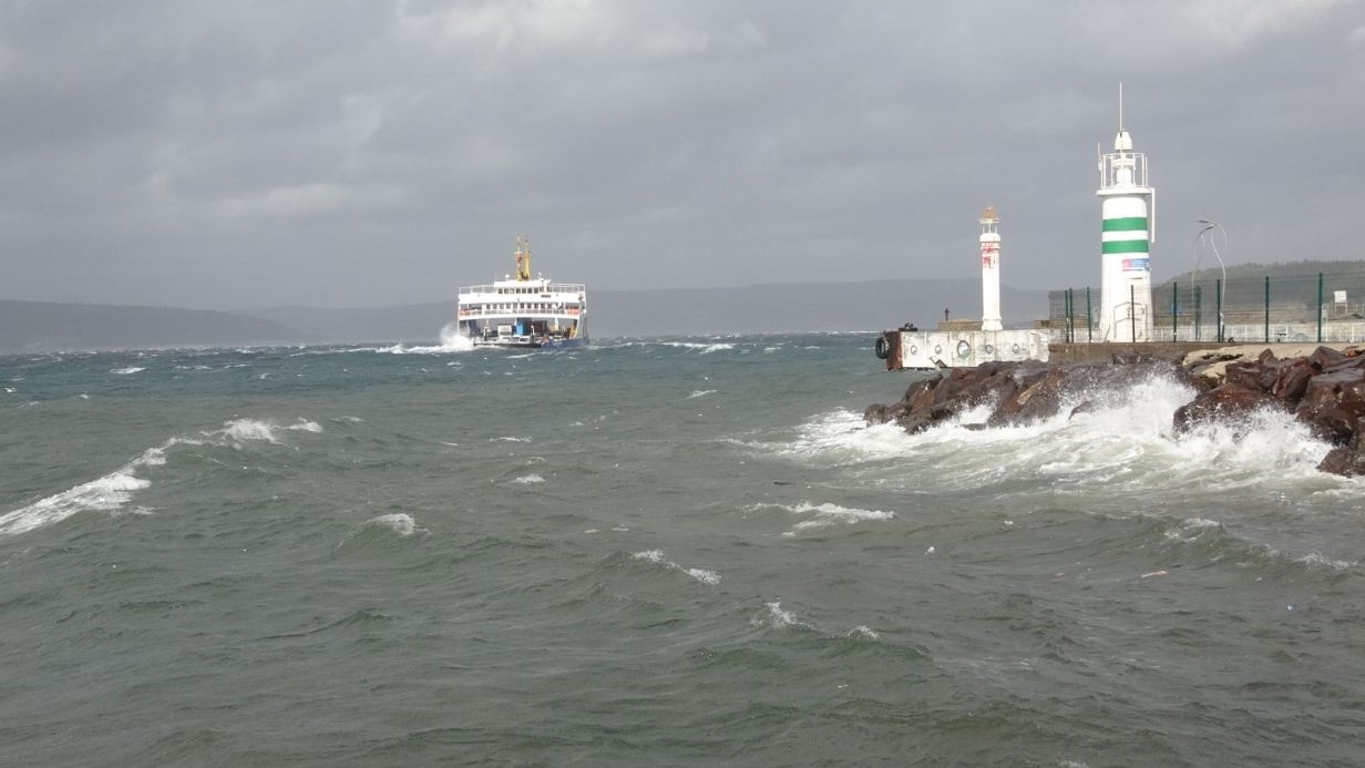 Bozcaada ve Gökçeada’ya tüm feribot seferleri iptal edildi