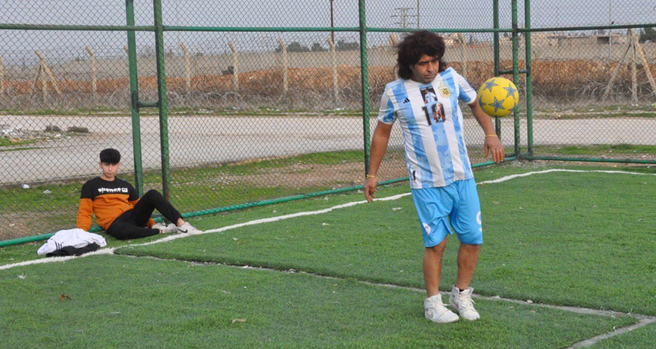 Maradona’ya benzerliği ile herkesi şaşırtıyor