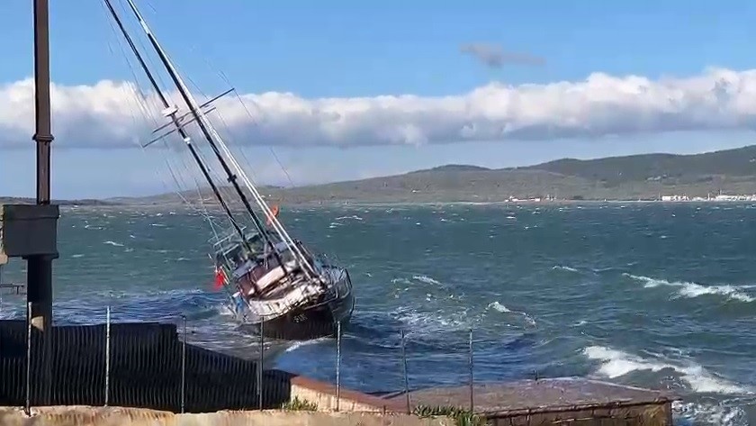 Ayvalık’ta fırtına hayatı felç etti