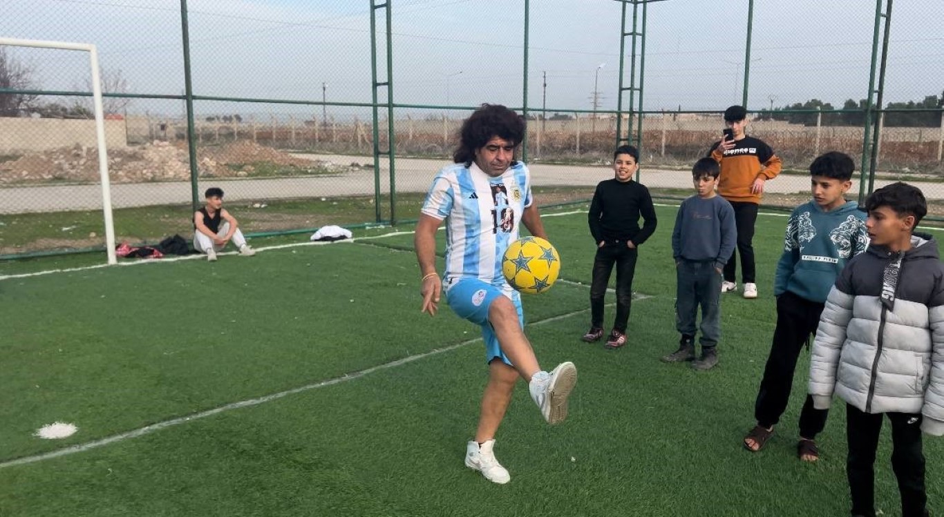 Maradona’ya benzerliği ile herkesi şaşırtıyor