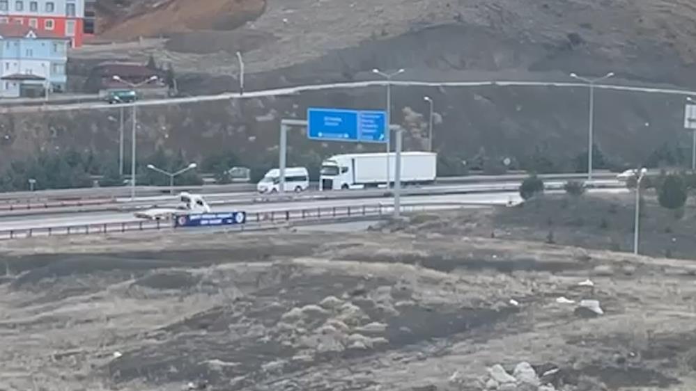 Minibüsü ile ters yönde geri geri ilerledi, trafiği tehlikeye attı