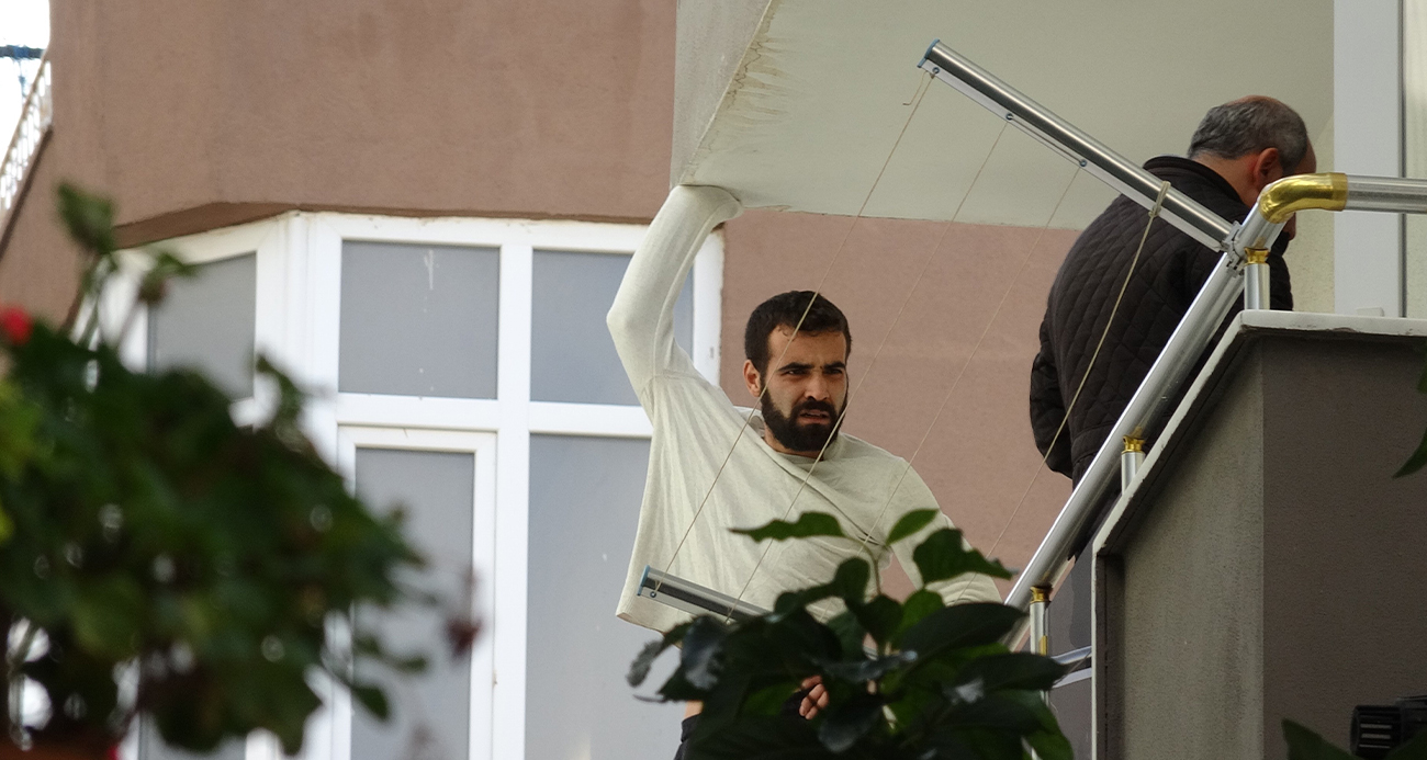 Cezaevi firarisi polisleri görünce annesinin evini ateşe vermiş