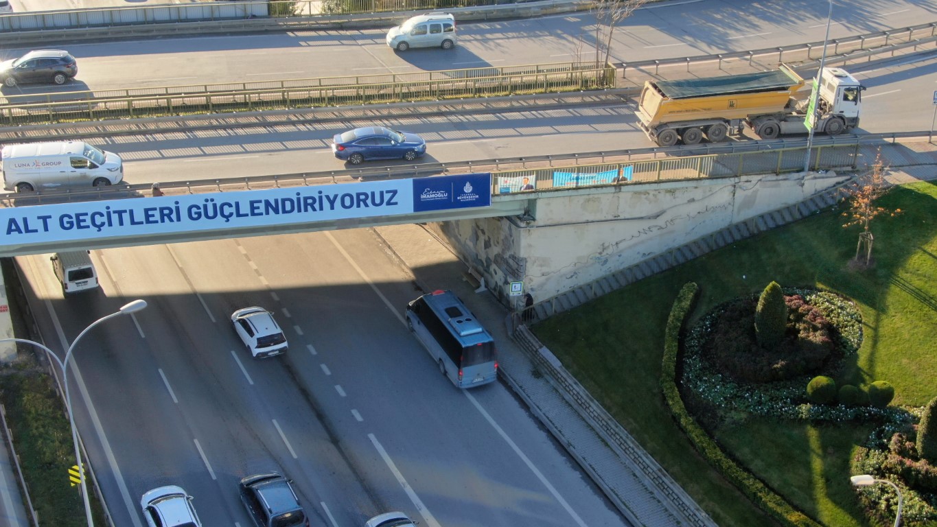 Bilboardda, ’Güçlendiriyoruz’ yazan köprüye 1 yıldır çivi çakılmadı