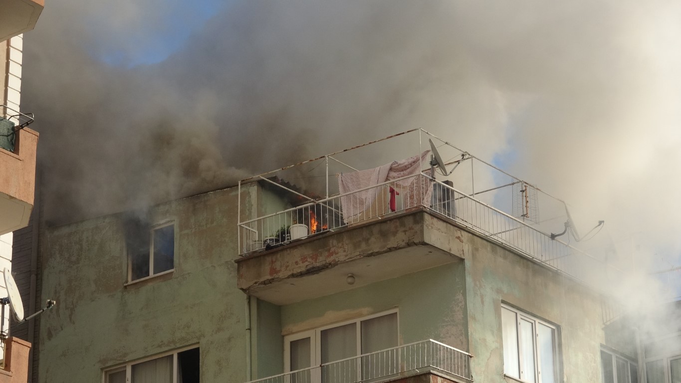 Cezaevi firarisi polisleri görünce annesinin evini ateşe vermiş