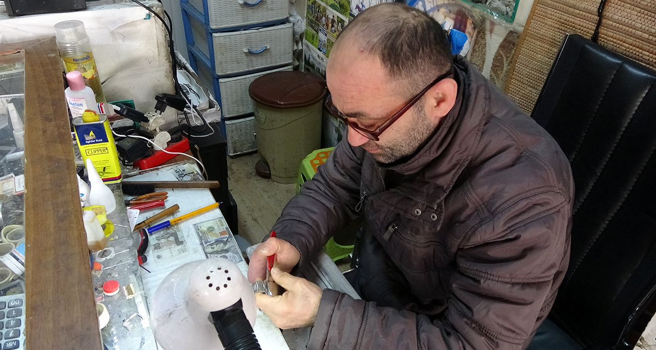 Zamanı tek parmağının ucunda oynatıyor